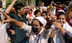 Des ouvriers du textile au Bangladesh manifestent pour des hausses de salaires, le 10 janvier 2019 à Dacca