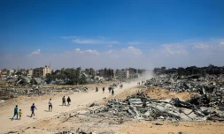 Des Palestiniens de retour à Khan Younès, grande ville du sud de Gaza, après le retrait des troupes israéliennes, le 7 avril 2024  