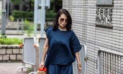 Teresa Lai, la femme de Jimmy Lai, se rendant au procès de son mari, Hong Kong, le 18 août 2025