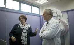 Philippa Whitford (g), députée britannique visite l'hôpital al-Ahli avec son directeur, le docteur Maher Ayyad, à Gaza, le 5 avril 2016