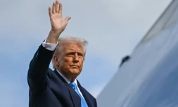 Le président américain Donald Trump embarque à bord d'Air Force One, le 29 octobre 2025 à l'aéroport de Tokyo Haneda