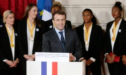 Le président Emmanuel Macron (c) rend hommage aux handballeuses françaises championnes du monde lors d'une allocution au Palais de l'Elysée, le 18 décembre 2017