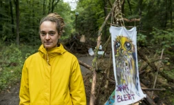 L'Allemande Carola Rackete, capitaine du Sea-Watch 3, lors de l'occupation de la forĂȘt de Dannerod, menacĂ©e par un projet d'autoroute, le 15 octobre 2020