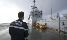 Un membre de la Marine nationale sur le pont du porte-hélicoptÚres amphibie Tonnerre, pendant l'exercice Polaris 21, le 26 novembre 2021 au large de la Corse