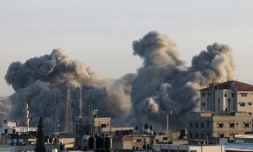 De la fumée s'élève à la suite d'une frappe israélienne à Rafah, dans le sud de la bande de Gaza, le 6 novembre 2023