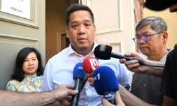 Laurent Tran Van Mangh, cousin de Sophie Le Tan en compagnie de la mère de celle-ci Thi Huong (g) et de son père Tri Le Tandevant la cour d'appel de Colmar le 20 juin 2023