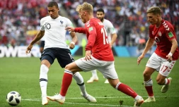 L'attaquant français Kylian Mbappé bute sur le Danois Viktor Fischer au stade Loujniki, le 26 juin 2018