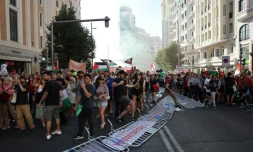 Des manifestants propalestiniens envahissent la rue pendant la 21e et dernière étape du Tour d'Espagne cycliste, le 14 décembre 2025 à Madrid