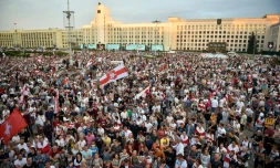 Des manifestants opposés à la réélection du président Loukachenko rassemblés place de l'Indépendance, le 18 août 2020 à Minsk, au Bélarus