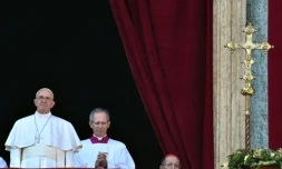 Le pape François au balcon de la basilique St Pierre de Rome le 25 décembre 2015 