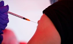 Un homme se fait vacciner dans un centre parisien le 29 juin 2021
