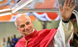 Le pape Léon XIV arrive au Stade de France dans sa papamobile le 25 septembre 2026 à Saint-Denis, près de Paris