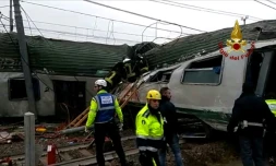 Photo fournie par les pompiers italiens sur le site du déraillement du train prÚs de Milan, le 25 janvier 2018