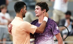 Novak Djokovic salue le Brésilien Joao Fonseca, tombeur du Serbe à Roland-Garros, le 29 mai 2026