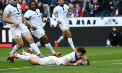 Le demi d'ouverture du XV de France Romain Ntamack marque un essai contre l'Ecosse lors du Six nations au Stade de France, le 23 février 2019  