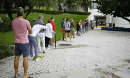 Des électeurs font la queue pour voter en avance à Miami, en Floride, le 19 octobre 2020