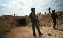 Photo prise lors d'une visite contrôlée et éditée sous la supervision de l'armée israélienne montrant des soldats israéliens à l'entrée d'un tunnel à Rafah, dans le sud de la bande de Gaza, le 13 septembre 2024
