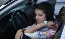 Rokhsar Azami, une Afghane, au volant de sa voiture Ă Kaboul le 4 septembre 2015