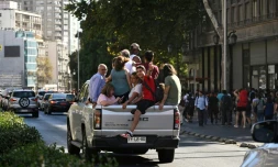 Des personnes entassées dans un pick-up lors d'une passe d'électricité massive, le 25 février 2025 à Santiago