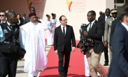 Le président du Niger Mahamadou Issoufou (g) et son homologue français François Hollande, le 14 janvier 2017 à Bamako lors du 27e sommet Afrique-France