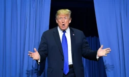 Le président Donald Trump, photographié à son arrivée mardi pour un meeting de campagne à Southaven, Mississippi, a raillé l'accusatrice de son candidat à la Cour suprême.