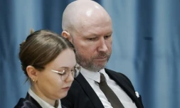 Anders Behring Breivik (D) à cÎté de son avocate au premier jour du procÚs qui se tient à Tyristrand prÚs d'Oslo, le 8 janvier 2024