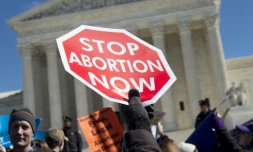 Des militants anti-avortement manifestent devant la Cour suprême le 2 mars 2016 à Washington