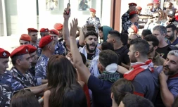 Des manifestants rassemblés devant le siège du Parlement dans le centre de Beyrouth le 19 novembre 2019