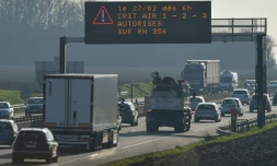 Un panneau indique aux automobilistes sur la RN356 les restrictions de circulation concernant les véhicules les plus polluants, le 27 février 2019 à Englos, près de Lille