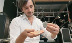 Le scientifique Grégoire Courtine manipule les implants qui ont permis à des singes de recouvrir le contrôle de leurs membres inférieurs paralysés, à l'Ecole polytechnique de Lausanne, le 27 octobre 2016