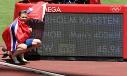 Le Norvégien Karsten Warholm pose devant son record du monde et olympique établi aux Jeux de Tokyo, le 3 août 2021  