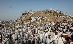 Des pèlerins musulmans prient sur le mont Arafat, étape phare du grand pèlerinage à La Mecque, le 26 mai 2026 en Arabie saoudite