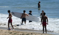 Des baigneurs sur la plage de Erdeven, (ouest), le 20 mai 2020