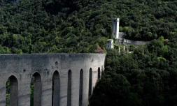 Vue sur le "Ponte delle Torri" (Pont des Tours) dans la ville médiévale italienne de Spolète, le 21 avril 2017
