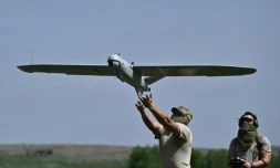 Un soldat ukrainien lance un drone de reconnaissance Leleka prÚs de Tchassiv Iar, dans la région de Donetsk (est de l'Ukraine), le 27 avril 2024