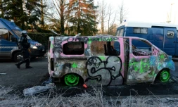 Une épave de véhicule de gendarmerie incendiée par les fêtards a été taguée pendant la rave-party qui s'est déroulée jusqu'au petit matin le 2 janvier 2021 à Lieuron (Ille-et-Vilaine)