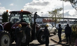 Des agriculteurs de la Coordination rurale manifestent à Agen en face d'un supermarché à  Agen, le 22 novembre 2024