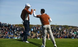 Rory McIlroy et Sergio Garcia (casquette) se congratulent après un bon point face aux Américains pour la 2e journée de la Ryder Cup, à Saint-Quentin, près de Paris, le 29 septembre 2018