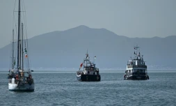 Le navire "Family" (d), qui fait partie de la Flottille internationale pour Gaza, au mouillage au large de Sidi Bou Saïd, près de Tunis, le 9 septembre 2025