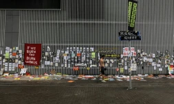 Messages de protestation contre le gouvernement et le projet de loi favorisant l'extradition vers la Chine, sur des murs prĂšs du LegCo, parlement de Hong Kong le 2 juillet 2019