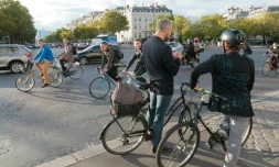 Des cyclistes circulent prÚs de l'Arc de Triomphe le 22 septembre 2015 à l'appel du mouvement "Velorution" en prélude à la journée sans voiture du 27 septembre 2015 à Paris