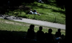 Repos dans les jardins des Buttes Chaumont à Paris le 23 juin 2020 en cette journée chaude et ensoleillée