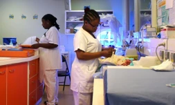 Une infirmière s'occupe d'un nouveau-né le 14 mars 2018 à la maternité de Mamoudzou, sur l'île française de Mayotte