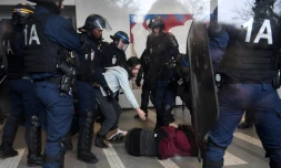 Des CRS escortent des étudiants à l'extérieur de l'université de Nanterre le 9 avril 2018
