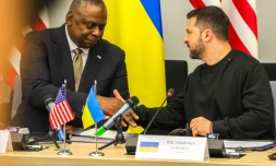 Le secrétaire américain à la Défense, Lloyd Austin (g) et le président ukrainien Volodymyr Zelensky, le 11 octobre 2023 à Bruxelles