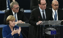 Le président français François Hollande et la Chancelière allemande Angela Merkel, au Parlement européen, le 7 octobre 2015 à Strasbourg