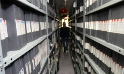 Etagères du département des archives de la chaîne de télévision libanaise "Télé-Liban" à Beyrouth, le 29 décembre 2023