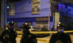 Des policiers montent la garde devant la discothèque où s'est produit une bousculade mortelle à Lima, le 23 août 2020