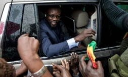 L'opposant sénégalais Ousmane Sonko salue ses partisans à Ziguinchor, le 3 juillet 2022