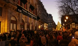 Des personnes se rassemblent pour manifester contre l'ordre donné par le préfet de police de Paris d'évacuer la Gaîté Lyrique, une salle parisienne de spectacle occupée depuis trois mois par 450 jeunes migrants, à Paris le 17 mars 2025